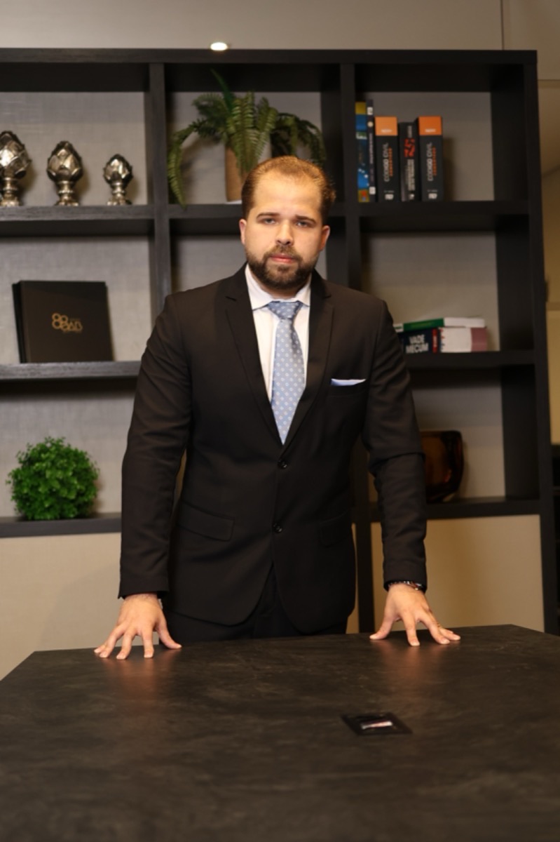 Gabriel Dachery no escritório da Dachery Advocacia